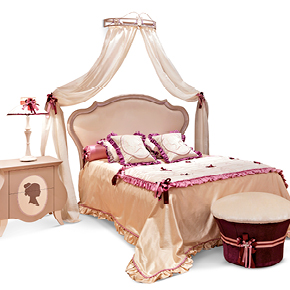 _Shilouette wooden bed
                 in mousse cake finish with pink glitter, cat. B.
                <br>
                _Silhouette canopy crown
                 in metal, mousse cake finish, cat. B, 
                 with pink glitter and warm ivory medals, cat. A.
                <br>
                _Glamour nightstand
                 mousse cake finish, cat. B.
                <br>
                _Signorina table lamp
                 in warm ivory finish, cat. A.
                <br>
                _Muffin storage pouffe 
                 upholstery.