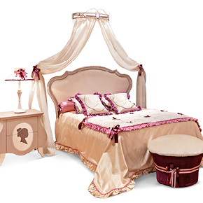 _Letto Silhouette
       in finitura mousse cake con glitter rosa, cat. B.
      <br>
      _Corona baldacchino Silhouette
       finitura mousse cake, cat. B.
      <br>
      _Comodino Glamour
       in legno, finitura mousse cake, cat. B.
      <br>
      _Abatjour Signorina
       in  finitura in avorio caldo, cat. A.
      <br>
      _Pouff contenitore Muffin
        in tessuto.
      