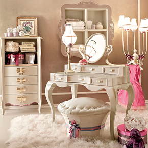 _Rimmel dressing table 
                 frame in gloss ivory finish, cat. B. 
                <br>
                _Muffin pouffe
                 in fabric.
                <br>
                _Camille bookshelf
                 with inner frame in warmivory finish, cat. A, 
                 metal frame in gloss mousse cake lacquer finish, cat. B. 
                <br>
                _Arabesque tallboy
                 in warm ivory finish, cat. A.
                <br>
                _Fiocco table lamp
                 in gold leaf finish cat. C. 